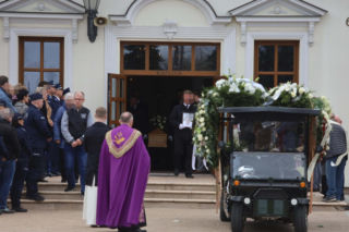 Porwali i skatowali Adriana z Ciechanowa. Bliscy żegnają 23-latka