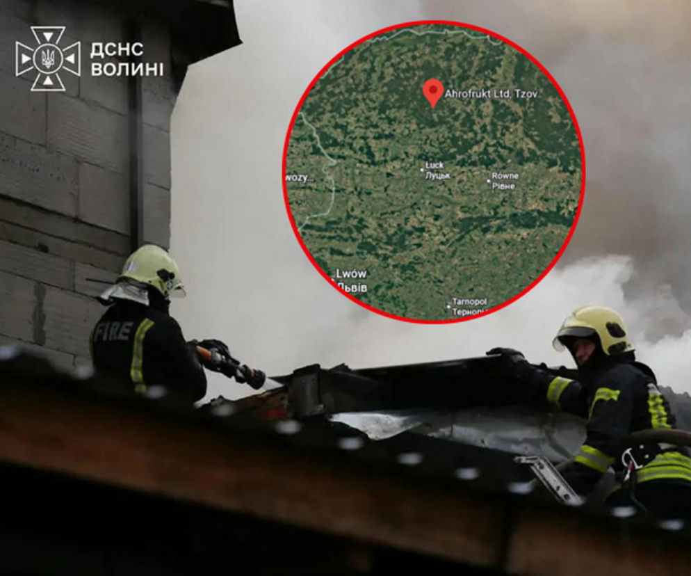 Strażacy gaszący pożar fabryki w Ukrainie. Na miniaturze mapa z lokalizacją Ahrofrukt LTD. O ataku przeczytasz w Eska.