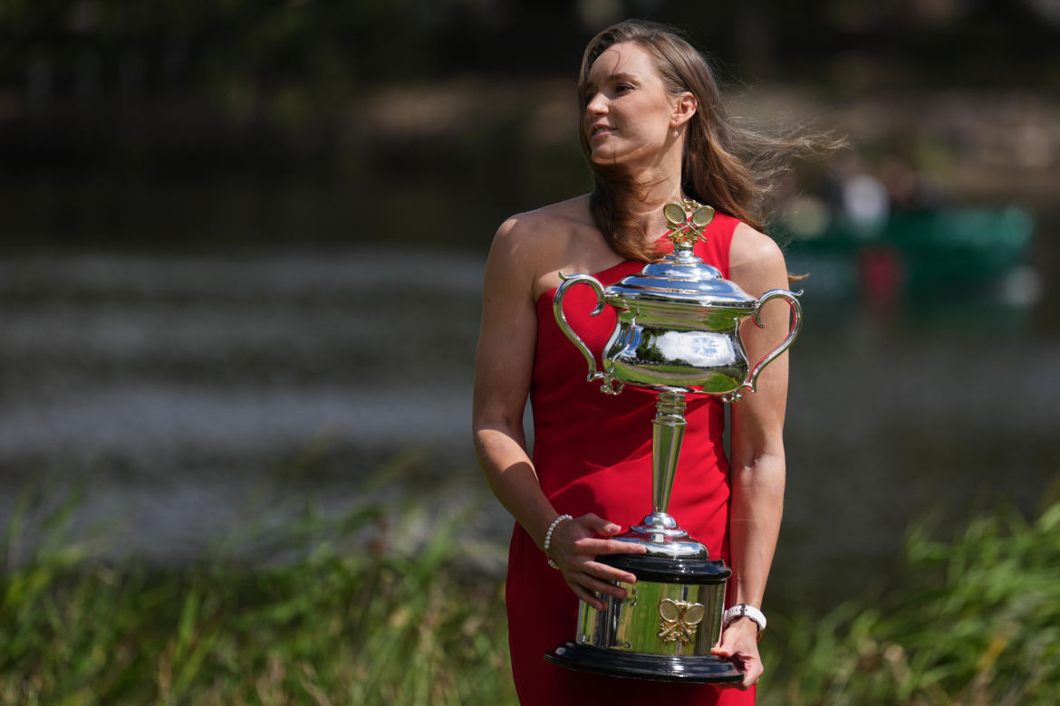 Jelena Rybakina z pucharem mistrzyni Australian Open