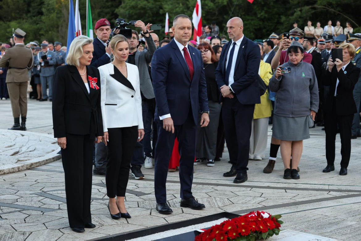 Prezydent RP Karol Nawrocki i pierwsza dama Marta Nawrocka podczas polowej mszy świętej na Polskim Cmentarzu Wojennym pod Monte Cassino