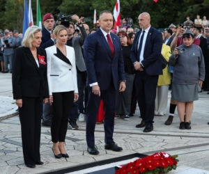 Prezydent RP Karol Nawrocki i pierwsza dama Marta Nawrocka podczas polowej mszy świętej na Polskim Cmentarzu Wojennym pod Monte Cassino