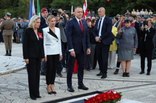 Prezydent RP Karol Nawrocki i pierwsza dama Marta Nawrocka podczas polowej mszy świętej na Polskim Cmentarzu Wojennym pod Monte Cassino