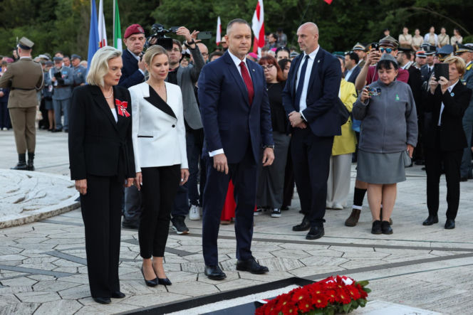 Prezydent RP Karol Nawrocki i pierwsza dama Marta Nawrocka podczas polowej mszy świętej na Polskim Cmentarzu Wojennym pod Monte Cassino