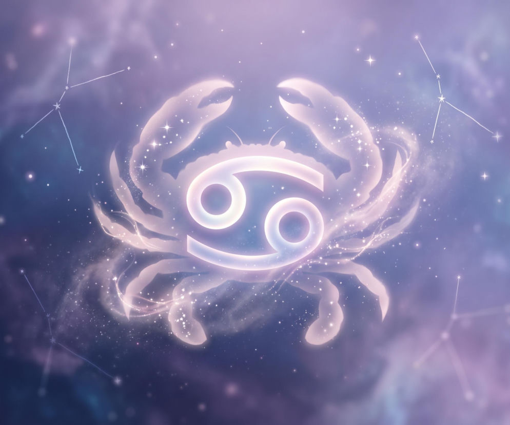 Świecący symbol zodiakalnego Raka na tle fioletowego kosmosu i gwiazd. Horoskop dla Raka sprawdzisz w serwisie Eska.