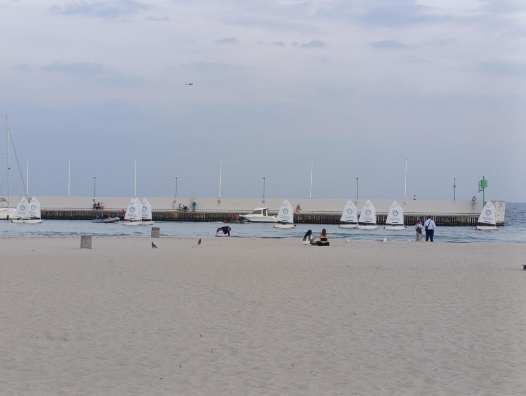 Polskie wybrzeże poza sezonem. Te plaże warto odwiedzić jesienią i zimą 