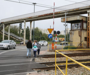 Na skrzyżowaniu ul. Radzymińskiej z ul. Naczelnikowską brakuje przejścia dla pieszych. Czy udręka mieszkańców kiedyś się skończy?