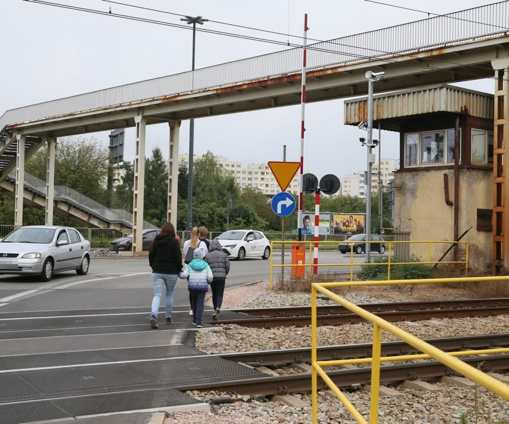 Na skrzyżowaniu ul. Radzymińskiej z ul. Naczelnikowską brakuje przejścia dla pieszych. Czy udręka mieszkańców kiedyś się skończy?