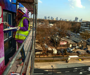 Mural Remigiusza Mroza w Opolu. Tak pracują autorzy projektu
