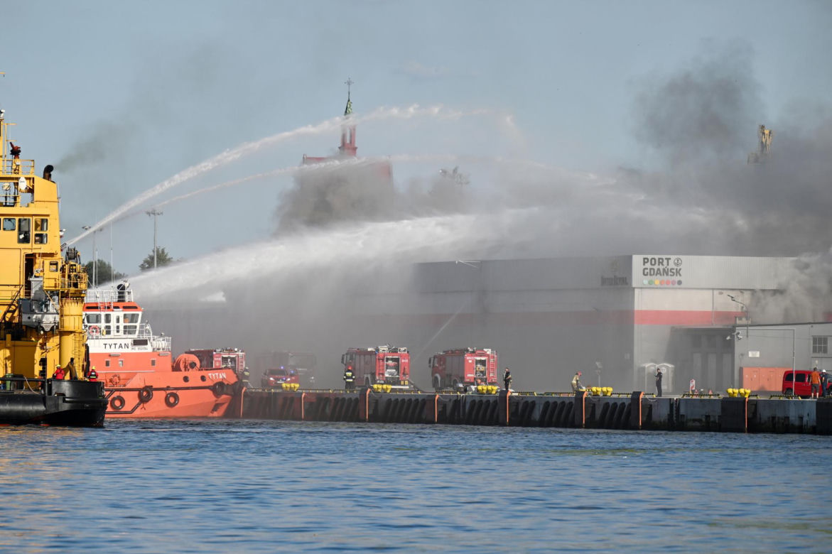 Pożar na terenie Portu Gdańsk. Kłęby dymu widać z wielu kilometrów