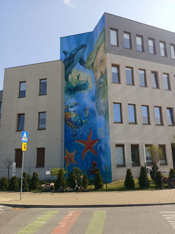 Mural z Aleksandrem Dobą na ścianie Morskiej Szkoły Podstawowej na gdańskim Ujeścisku