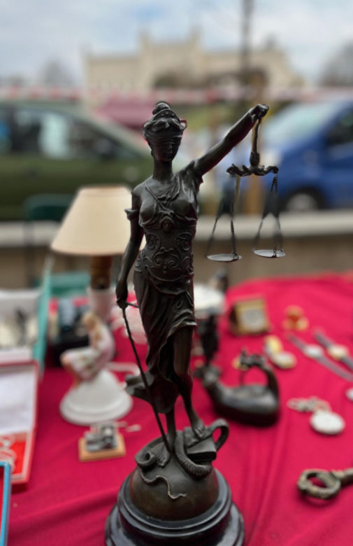 Oglądają, a nie kupują. "Z tym jest coraz gorzej". Handlarz z giełdy staroci mówi jak jest