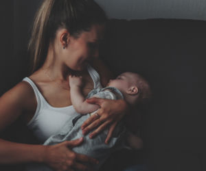 Mama przytulająca niemowlę