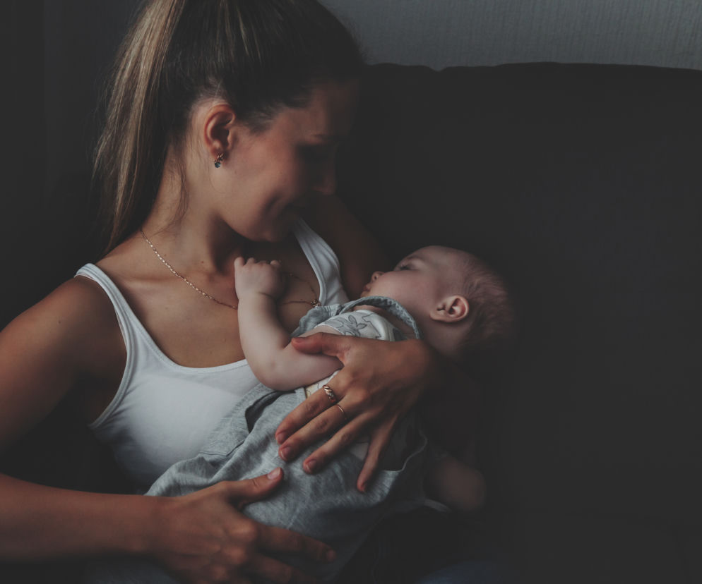 Mama przytulająca niemowlę