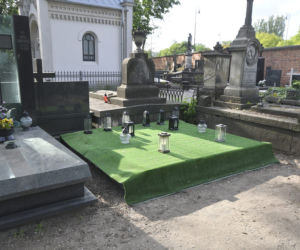 Zburzyli grób Piotra Woźniaka Staraka