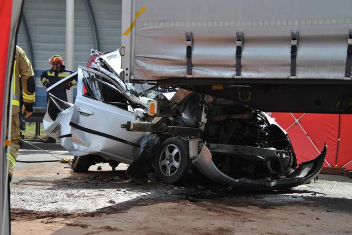 Ciężarówki sprasowały toyotę