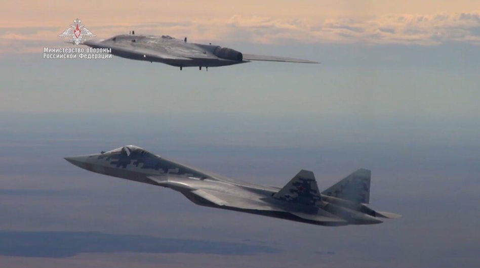 Rosja pokazała dwumiejscowego Su-57. Czy to gra o miliardy z Indiami?