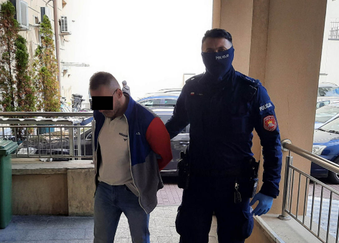 Horror w taksówce. Chwycił kierowcę za włosy i przystawił mu nóż do gardła