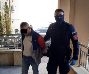Horror w taksówce. Chwycił kierowcę za włosy i przystawił mu nóż do gardła