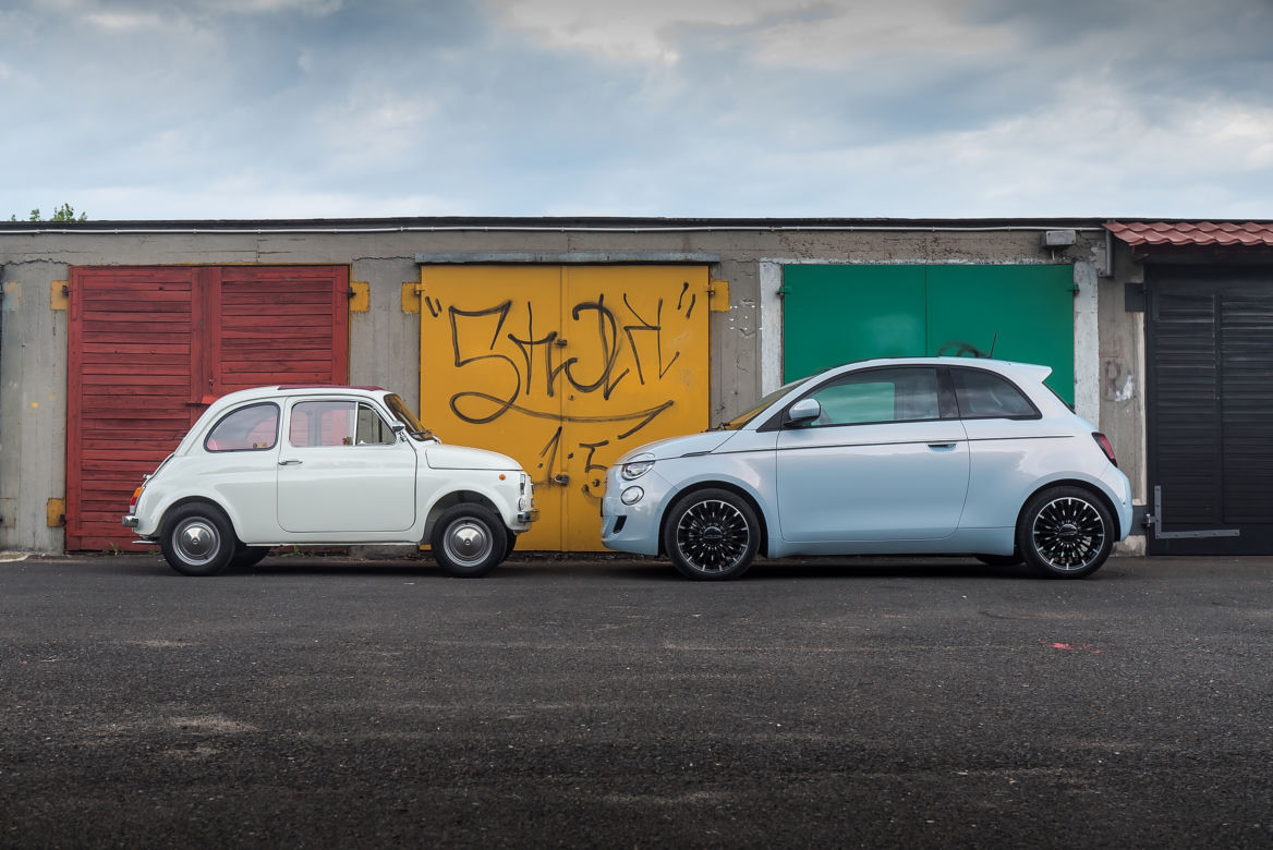 Elektryczny Fiat 500e i klasyczny Fiat 500