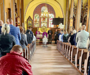 Biała trumna i białe kwiaty - tak Wąbrzeźno żegnało Wioletę, która utonęła w jeziorze