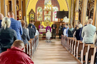 Biała trumna i białe kwiaty - tak Wąbrzeźno żegnało Wioletę, która utonęła w jeziorze