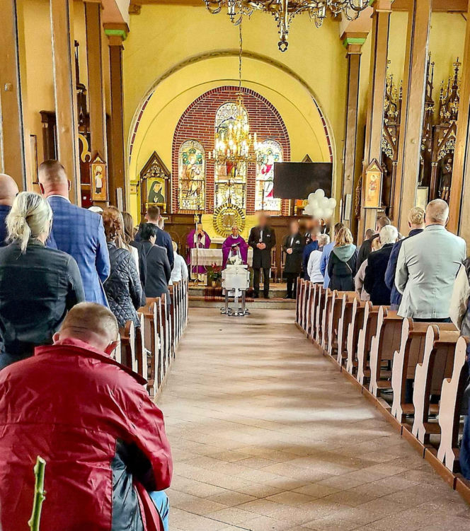 Biała trumna i białe kwiaty - tak Wąbrzeźno żegnało Wioletę, która utonęła w jeziorze