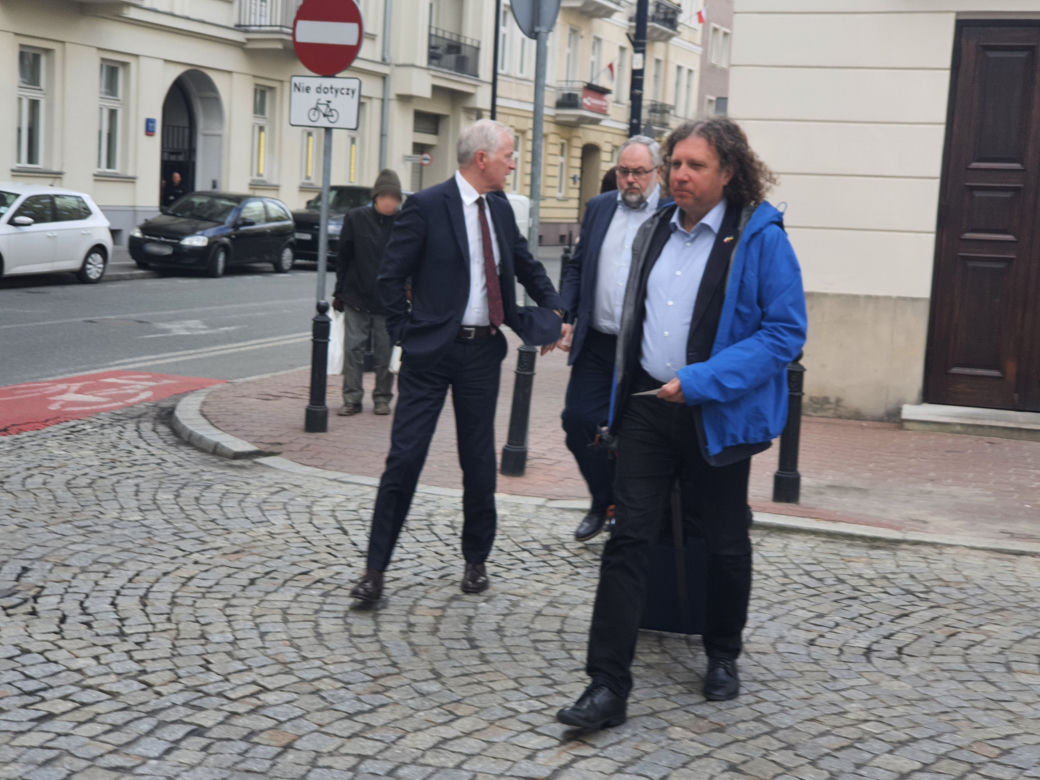 Marszałek Grodzki buszuje między półkami w sklepie