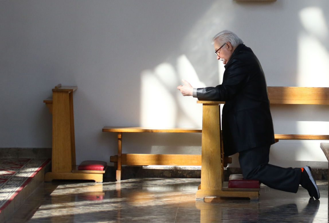 Lech Wałęsa daje pieniądze pod kościołem