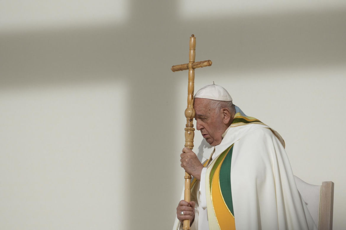 Wierni modlą się za Papieża Franciszka