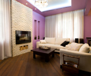 Fioletowy salon z kominkiem