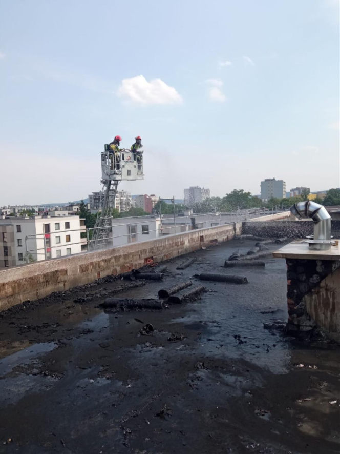 Pożar styropianu na dachu bloku w Kielcach