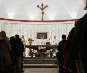 Szwajcaria. Śmiertelny pożar w kurorcie Crans-Montana. Ludzie modlą się za zmarłych i przynoszą kwiaty [ZDJĘCIA].