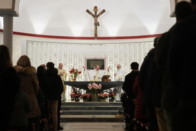 Szwajcaria. Śmiertelny pożar w kurorcie Crans-Montana. Ludzie modlą się za zmarłych i przynoszą kwiaty [ZDJĘCIA].