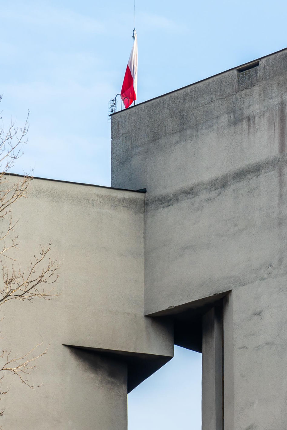 Szpiegowo, blok na Sobieskiego 100 w Warszawie