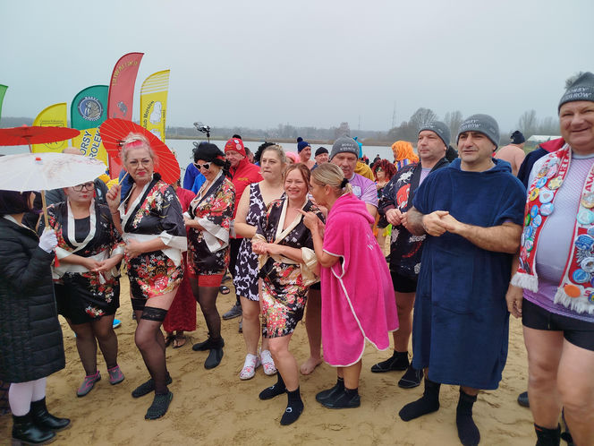 Mazowieckie Morsy otworzyły sezon morsowania 2025/2026 nad zalewem w Siedlcach