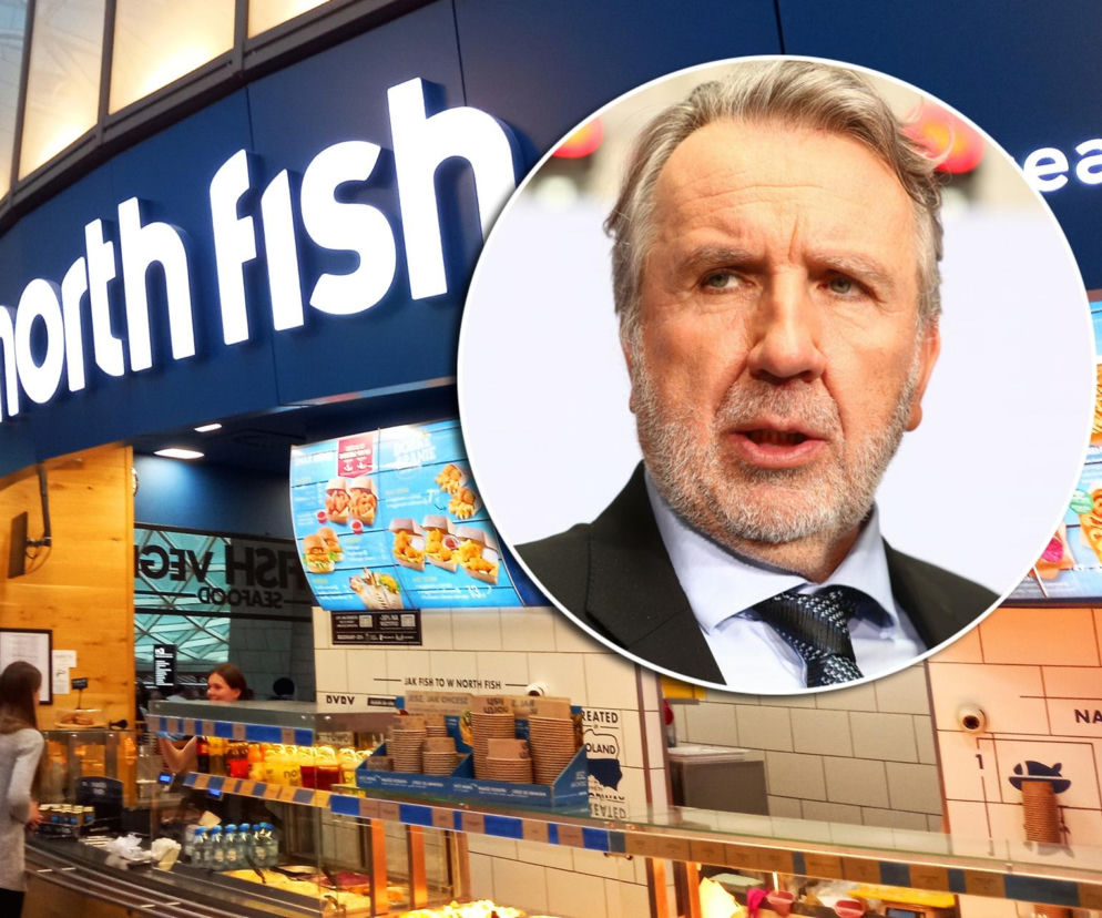 Wejście do restauracji North Fish z menu i obsługą za ladą, obok portret Michała Sołowowa. Na Super Biznes przeczytasz o walce North Food o przetrwanie i złożeniu wniosku o upadłość sieci należącej do najbogatszego Polaka.