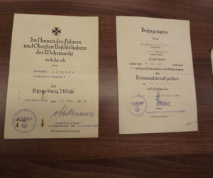 Niezwykłe znalezisko leśników! W kance po mleku ukryte były osobiste rzeczy żołnierza [ZDJĘCIA]