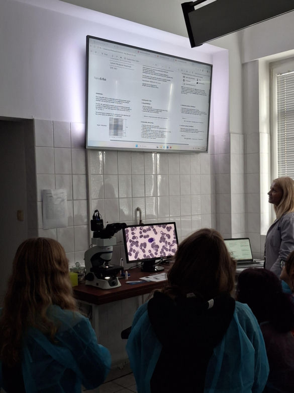 Młodzi naukowcy w akcji! Uczniowie eksperymentowali w laboratoriach Collegium Medicum