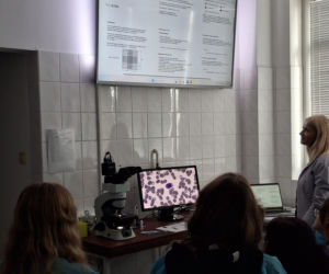 Młodzi naukowcy w akcji! Uczniowie eksperymentowali w laboratoriach Collegium Medicum