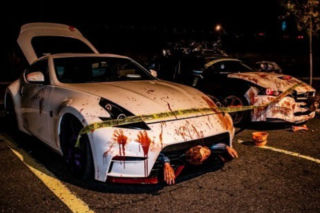 KOŃCZYNY w zderzakach i KREW na karoserii! Tak kierowcy bawią się w HALLOWEEN - GALERIA