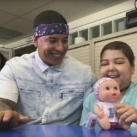 Daddy Yankee śpiewa Despacito z chorą dziewczynką [VIDEO] – informacje, premiery teledysków – ESKA.pl