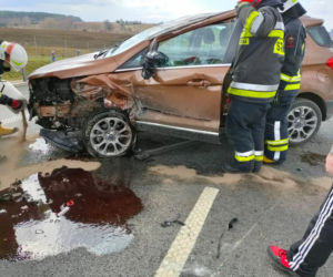 Wypadek na obwodnicy Olsztyna. Auto uderzyło w barierki i dachowało [ZDJĘCIA]