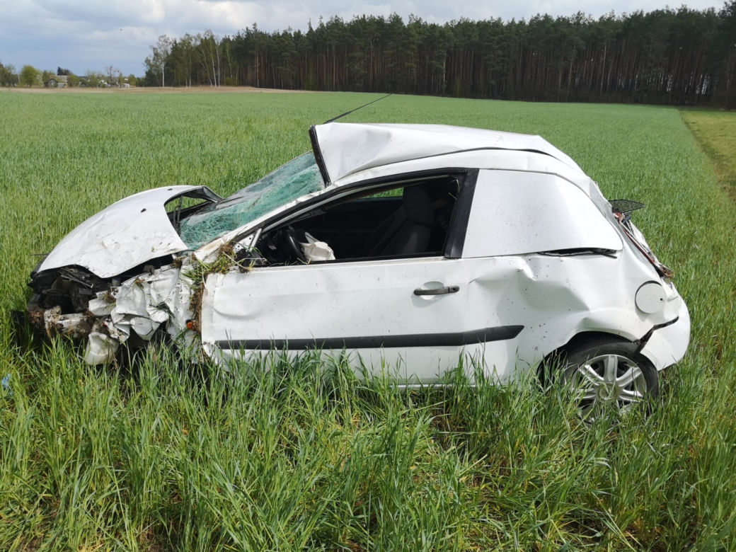 Maków Mazowiecki. Uderzył w drzewo i dachował! NIE ŻYJE 53-latek [ZDJĘCIA]