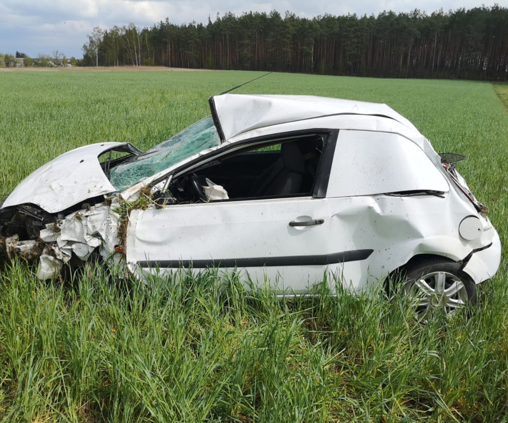 Maków Mazowiecki. Uderzył w drzewo i dachował! NIE ŻYJE 53-latek [ZDJĘCIA]