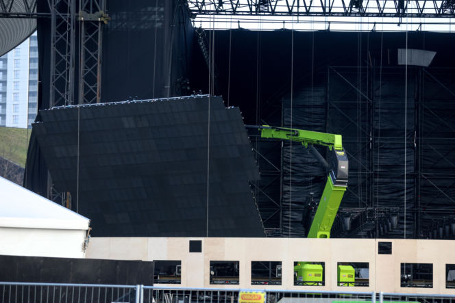 Scena Sylwestra z Dwójką TVP w trakcie budowy