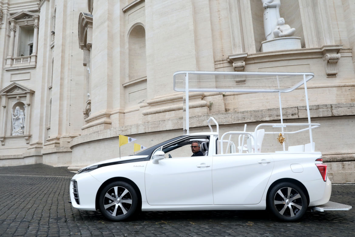 Papież Franciszek dostał wodorową Toyotę Mirai