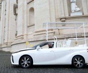 Papież Franciszek dostał wodorową Toyotę Mirai