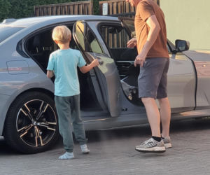 Marcin Mroczek bawi się samolotem