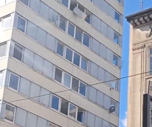 Remont po wrocławsku. Lodówka poleciała z okna wieżowca. Nagranie jest hitem
