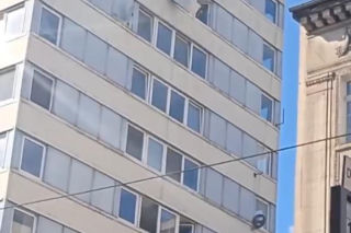 Remont po wrocławsku. Lodówka poleciała z okna wieżowca. Nagranie jest hitem